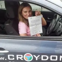 Kursantka Croydons z certyfikatem zdanego egzaminu na kat. B
