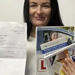 Kursantka Croydons z dwujęzycznymi materiałami i certyfikatem zdanego egzaminu