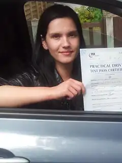 Kursantka po zdanym egzaminie na kat. B