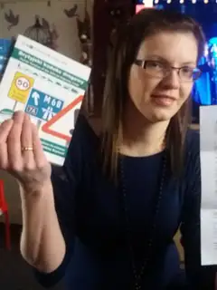 Izabela z materiałami Croydons po zdanej teorii